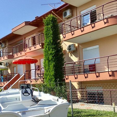 Helios Apartment Vrasná Екстериор снимка