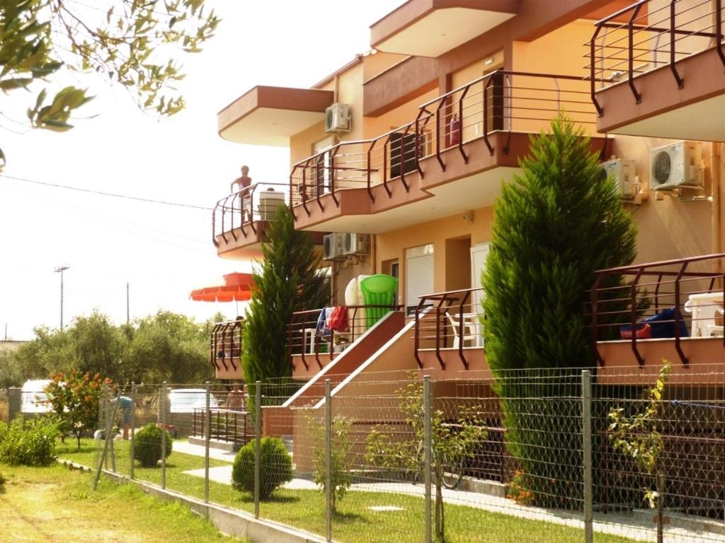 Helios Apartment Vrasná Екстериор снимка