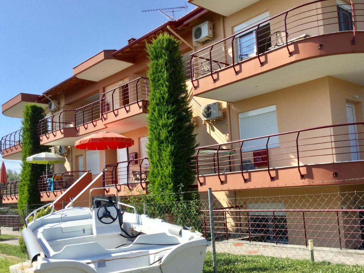 Helios Apartment Vrasná Екстериор снимка